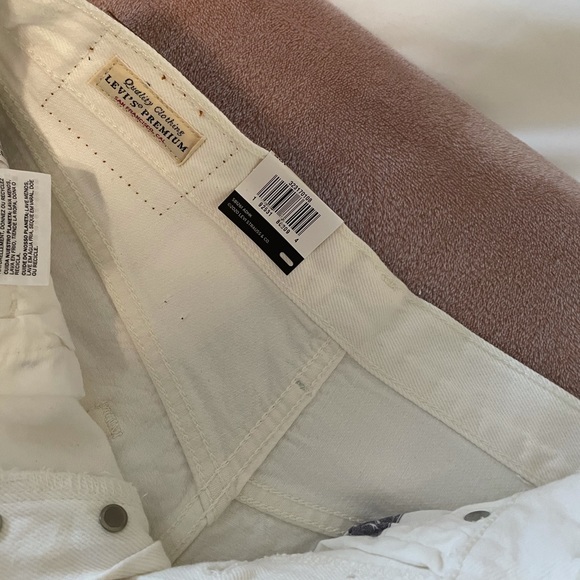 Levi’s 501 Mid Rise Shorts Distressed Wedgie fit - Picture 6 of 9